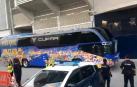 Decenas de aficionados se han congregado en los aledaños del estadio para ver la llegada de los jugadores del equipo blaugrana