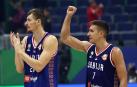 Borisa Simanic celebra con su compañero Bogdan Bogdanovic la victoria ante Puerto Rico