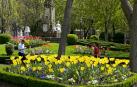 Una persona camina por una zona de jardines en Pamplona