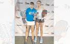 Martina Calvo y María Belloso posan con sus trofeos