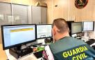 Un agente de la Guardia Civil, durante una investigación