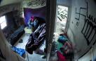 Así se encontraba  horas antes del derribo la nave abandonada en Pamplona, con Bendjelloul, de 30 años, en el centro, y otras tres personas en la habitación de al lado