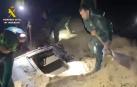 Momento de la recuperación del coche arrastrado por la corriente