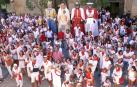 Imagen del cohete del Día del Niño de las fiestas de Cintruénigo de 2022, con los gigantes, que este año estrenarán vestidos, al fondo
