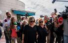 Terelu Campos (i) y su hermana Carmen Borrego, a su llegada al tanatorio de La Paz de Tres Cantos