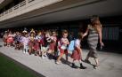 La tutora de 3º de Infantil Ujué Preciado guía a sus alumnos a su clase, en el colegio San Ignacio (Jesuitas) de Pamplona.