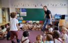El tutor Ander Melchor, en su aula de 2º de Infantil del colegio San Ignacio (Jesuitas) de Pamplona.