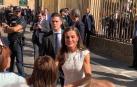 Tras bajarse del vehículo oficial, la reina se ha acercado a saludar al público congregado antes de pasar al interior del templo