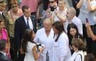 Las farmacéuticas Cecilia Miramón (derecha) y Piroska le entregan la caja con las cremas a la Reina
