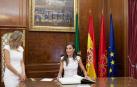 La reina Letizia firma el libro de honor del Ayuntamiento de Pamplona