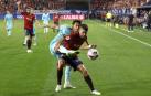 Iker Muñoz trata de mantener la posesión ante Joao Félix, en el Osasuna-Barcelona