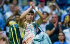 Carlos Alcaraz saluda al público tras su derrota frente al ruso Daniil Medvedev en el US Open