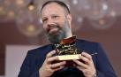 Yorgos Lanthimos recibiendo el León de Oro del Festival de Venecia por su película 'Poor things'
