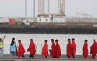 Llegada al puerto de Arrecife de un grupo de hombres y mujeres de origen magrebí y subsahariano rescatados a unos 24 kilómetros de Lanzarote