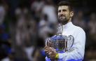 Novak Djokovic, con su trofeo como ganador del open USA