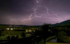 Imagen de un rayo sobre Estella, este domingo