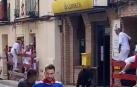 Vídeo de un novillo saliendo de una oficina de Correos en las fiestas de Cintruénigo