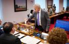 El parlamentario de UPN Pedro González Felipe deposita su voto en la urna, este martes