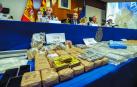 Droga intervenida en la operación, junto a los responsables policiales, en la rueda de prensa de Zaragoza