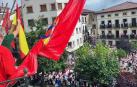 Alsasua está en fiestas desde el lanzamiento del cohete por parte de los campaneros que mantienen la tradición todos los mediodías desde la cruz de mayo a la cruz de septiembre. Enrique Zelaia, Asier Beramendi y Jesús Bengoetxea han sido los encargados de prender la mecha. Después del cohete se han escuchado las campanas.