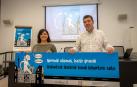 Carol Sáez de Albéniz y Santi Leoné, directora y vicedirector de la Escuela Oficial de Idiomas, muestran un cártel con el lema de este curso. “Aprender idiomas nos ayuda a ampliar nuestros puntos de vista”, dicen.