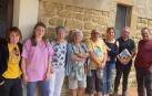 Iria Rodríguez (segunda por la izquierda), estudiante de Bioquímica, junto a vecinos de Gallipienzo