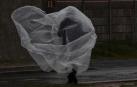Un hombre camina por las calles de Cape Town