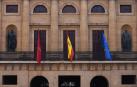 Fachada del Palacio de Navarra, con las banderas de la Comunidad foral, de España y Europa