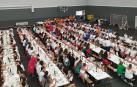 La pista del polideportivo convertida ayer en comedor para atender a alrededor de 700 comensales