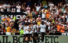 Hugo Dura celebra uno de los goles frente al Atlético en Mestalla