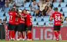 Los jugadores del Mallorca celebran el primer gol del equipo balear durante el encuentro correspondiente a la quinta jornada de primera división que han disputado hoy sábado frente al Celta en el estadio de Balaidos, en Vigo