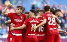Ante Budimir celebra con los aficionados rojillos el segundo gol de Osasuna en Getafe