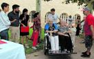 En la imagen, las residentes de la Real Casa de Misericordia de Tudela Natividad García Izquierdo y Rosi Lasheras García, primeras en pasear en la Yayacleta presentada ayer. A la izquierda, la presidenta del Gobierno foral María Chivite, Abel del Rey (Recicleta), Berta Miranda y Cristina Gallo