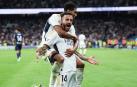 Joselu recibe las felicitaciones de Jude Bellingham tras anotar el tanto que daba la victoria al Real Madrid contra la Real Sociedad
