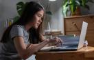 Una estudiante realiza un trabajo con el ordenador