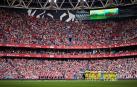 Jugadores de Athletic y Cádiz durante el minuto de silencio antes del encuentro de la Jornada 5 en San Mamés