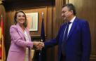 Cuca Gamarra (PP) y Aitor Esteban (PNV) se saludan antes de la reunión que han mantenido este lunes.