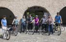 Las aprendices Socorro Pérez, Uxua Flores, Charo Jiménez, Merche López, Yolanda, Roque y María Jesús Urra junto con la especialista en bicicleta, Erkuden Almagro.