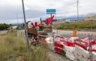 Operarios preparan las balizas para la obra en la rotonda de ‘Covegan’, al fondo de la imagen
