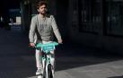 Aitor Silgado, concejal de Movilidad, en una bici municipal de alquiler