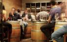 Varios clientes en un bar a la hora del aperitivo