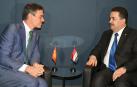 El presidente del Ejecutivo español en funciones, Pedro Sánchez (izda.) conversa con el primer ministro de Irak, Mohamed Shia al Sudani