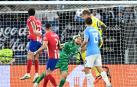 Momento en el que el meta del Lazio, Ivan Provedel, cabecea a gol en la última jugada del encuentro