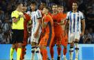 Barella reacciona tras ser expulsado con roja directa en una jugada que el VAR dejó en amarilla al italiano