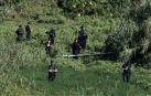 Agentes de la Policía Nacional custodian el lugar donde ha sido hallado el cuerpo sin vida del hombre que fue arrastrado por el agua cuando cruzaba en bicicleta un barranco en Paterna (Valencia)