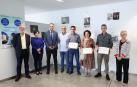 Ignacio Apezteguía, director general de Cultura - Institución Príncipe de Viana, junto a las personas galardonadas en el VI Certamen Fotográfico 'Paisajes con Memoria / Memoria duten Paisaiak'