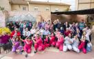 Usuarios y trabajadores de la residencia Fundación Carmen Bellido, que serán hoy los protagonistas del comiendo de las fiestas de la localidad ribera de Cortes