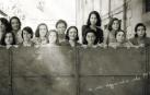 TRECE ROSAS EN PRISIÓN  Carmen, Martina, Blanca, Pilar, Julia, Adelina, Elena, Virtudes, Ana, Joaquina, Dionisia, Victoria y Luisa tenían entre 18 y 29 años cuando las fusilaron el 5 de agosto de 1939. Cuatro meses después de terminar la Guerra Civil y por haber pertenecido a las Juventudes Socialistas Unificadas (JSU). Conocidas popularmente como ‘Las trece rosas’, fueron condenadas a muerte por un “delito de adhesión a la rebelión”. La mayoría eran modistas, secretarias y algunas aún carecían de profesión. Excepto Blanca Brisac, de 29 años y con un hijo pequeño, que pertenecía a una familia de Derechas y era pianista.