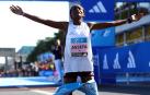 La etíope Tigist Assefa celebra su victoria en Berlín