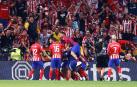 Alegría entre los jugadores y en la grada tras el 3-1 anotado por Álvaro Morata